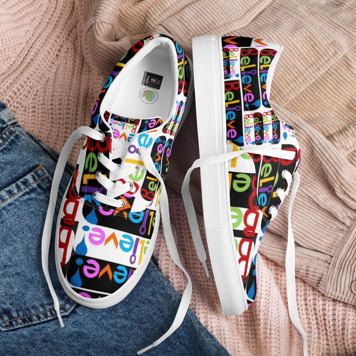 Women’s lace-up canvas shoes